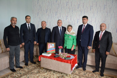 Tərtər Rayon İcra Hakimiyyətinin başçısı 27 Sentyabr – Anım Günü ilə əlaqədar Vətən müharibəsi şəhidi Anar Hüseynovun ailəsini ziyarət edib