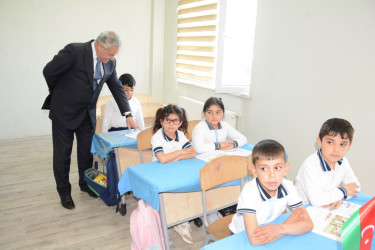 Rayon rəhbəri Azad Qaraqoyunlu kənd tam orta məktəbində mövcud şəraitlə tanış olub