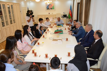 Rayon rəhbəri “Konstitusiya və Suverenlik İli” çərçivəsində  bu il ali məktəbə qəbul olan və birinci sinfə gedən şəhid övladları ilə görüşüb