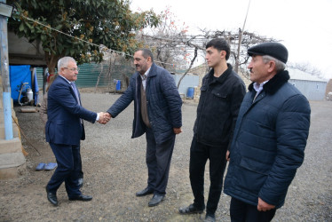İcra başçısı şəhid anası Sənəm Abdullayevanı 80 illik yubileyi münasibəti ilə təbrik edib