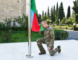 İlham Əliyev Ağdərə şəhərində Azərbaycan Respublikasının Dövlət Bayrağını ucaldıb