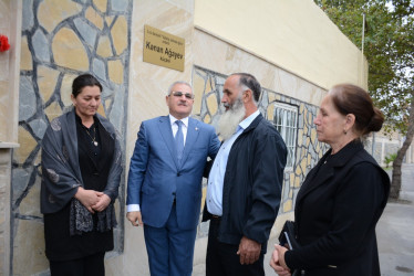 Rayon rəhbəri 27 sentyabr-Anım Gününün beşinci ildönümü ilə əlaqədar 3-cü dərəcəli “Vətənə xidmətə görə” ordenli şəhid Kənan Ağayevin ailə üzvləri ilə birlikdə onun adını daşıyan küçədə aparılan əsaslı təmir işləri ilə tanış olublar