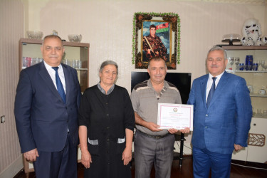 İcra başçısı şəhid atası Kamil İsmayılovu 60 illik yubileyi münasibəti ilə təbrik edib