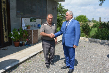 İcra başçısı şəhid atası Kamil İsmayılovu 60 illik yubileyi münasibəti ilə təbrik edib