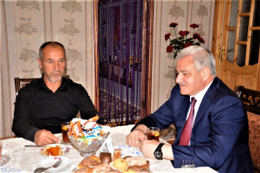 Rayon rəhbəri şəhid atası Zahid Məmmədovu 55 illik yubileyi münasibəti ilə təbrik edib