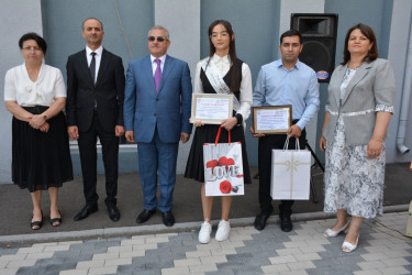 Rayon rəhbəri yekun attestasiya imtahanında yüksək bal toplayan məzunları təltif edib