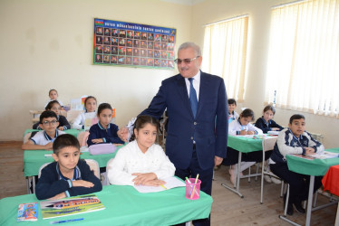 Rayon rəhbəri Seydimli kənd tam orta məktəbində mövcud şəraitlə tanış olub