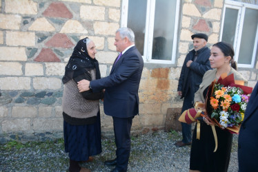 İcra başçısı şəhidin həyat yoldaşı Şirin İsmayılovanı 80 illik yubileyi münasibəti ilə təbrik edib