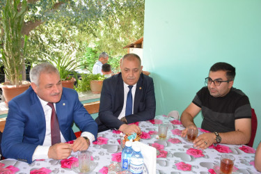 Rayon rəhbəri “Konstitusiya və Suverenlik İli” çərçivəsində Vətən müharibəsinin 3-cu dərəcəli əlili Ümid Müzəffərlinin ailəsini ziyarət edib