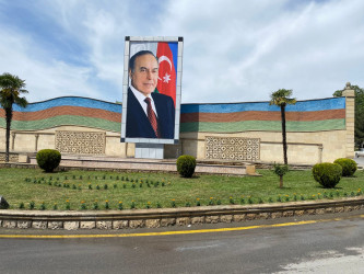 Tərtərdə “Konstitusiya və Suverenlik İli” çərçivəsində Ulu Öndərin anadan olmasının 102-ci ildönümü ilə əlaqədar gül-çiçək kolları əkilib
