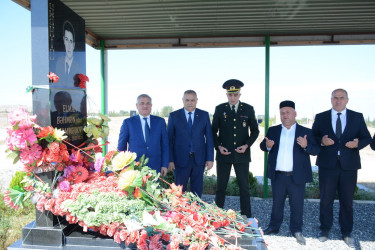 İcra başçısı 27 sentyabr “Anım Günü” ilə əlaqədar Borsunlu kəndində Vətən Müharibəsi şəhidi Məmmədov Elman Bəhmən oğlunun məzarını ziyarət edib