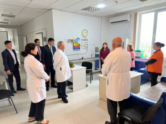 İcra başçısı xəstəxanada müalicə olunan şəhid anasını ziyarət edib