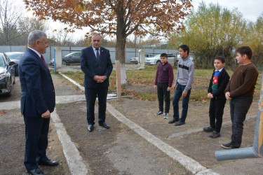 İcra başçısı Güləbatlı kənd tam orta məktəbində və körpələr evi-uşaq bağçasında mövcud şəraitlə tanış olub