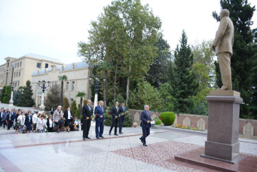 “Konstitusiya və Suverenlik İli” çərçivəsində 5 Oktyabr - Beynəlxalq Müəllimlər Günü münasibətilə “Gələcək müəllimlərin əsəridir” mövzusunda tədbir keçirilib