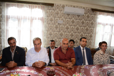 Rayon rəhbəri “Konstitusiya və Suverenlik İli” çərçivəsində Soyulan və Hacallı kəndindən olan şəhid ailələri və qazilərlə görüş keçirib