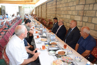 Rayon rəhbəri şəhid atasının üç mərasimində iştirak edib