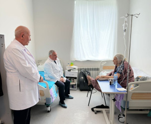 İcra başçısı xəstəxanada müalicə olunan şəhid anasını ziyarət edib