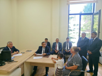 Rayon rəhbəri vətəndaş müraciətlərini dinləyib