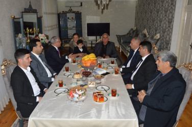 Rayon rəhbəri şəhid atası Lətif Məmmədovu 85 illik yubileyi münasibəti ilə təbrik edib