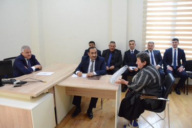 Rayon rəhbəri vətəndaş müraciətlərini dinləyib