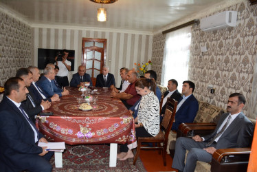 Rayon rəhbəri “Konstitusiya və Suverenlik İli” çərçivəsində Soyulan və Hacallı kəndindən olan şəhid ailələri və qazilərlə görüş keçirib