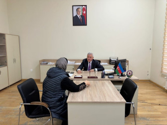 Rayon rəhbəri vətəndaş müraciətlərini dinləyib