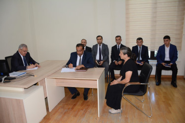 Rayon rəhbəri vətəndaş müraciətlərini dinləyib