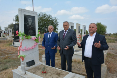 İcra başçısı 27 sentyabr “Anım Günü” ilə əlaqədar Hüsənli kəndində Birinci Qarabağ müharibəsi şəhidi Kərimov Şahmalı Baxşeyiş oğlunun məzarını ziyarət edib