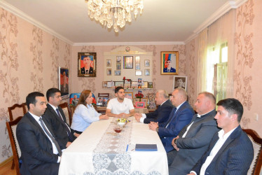 Rayon rəhbəri “Konstitusiya və Suverenlik İli” çərçivəsində şəhid Şəmilov Azərin ailəsini ziyarət edib