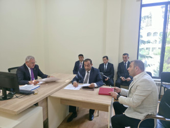 Rayon rəhbəri vətəndaş müraciətlərini dinləyib