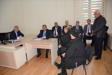 Rayon rəhbəri vətəndaş müraciətlərini dinləyib