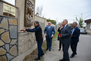 Rayon rəhbəri 27 sentyabr-Anım Gününün beşinci ildönümü ilə əlaqədar 3-cü dərəcəli “Vətənə xidmətə görə” ordenli şəhid Emin Abbaszadənin ailə üzvləri ilə birlikdə onun adını daşıyan küçədə aparılan əsaslı təmir işləri ilə tanış olublar