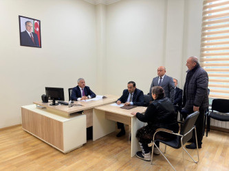 Rayon rəhbəri vətəndaş müraciətlərini dinləyib