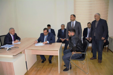 Rayon rəhbəri vətəndaş müraciətlərini dinləyib