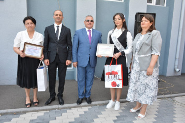 Rayon rəhbəri yekun attestasiya imtahanında yüksək bal toplayan məzunları təltif edib