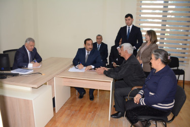 Rayon rəhbəri vətəndaş müraciətlərini dinləyib
