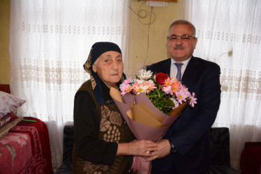 İcra başçısı şəhid anası Sənəm Abdullayevanı 80 illik yubileyi münasibəti ilə təbrik edib