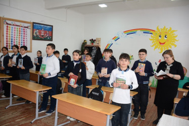 BDU Tərtərdəki bir sıra ümumtəhsil müəssisələrinin kitabxanalarına kitablar hədiyyə edib