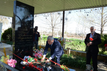İcra başçısı Aprel döyüşlərində şəhid olmuş Nicat İsgəndərovun məzarını ziyarət edib