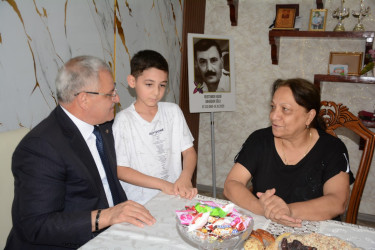 Tərtər Rayon İcra Hakimiyyətinin başçısı 27 Sentyabr – Anım Günü ilə əlaqədar Vətən müharibəsinin mülki şəhidi Vasif  Rüstəmovun ailəsini ziyarət edib