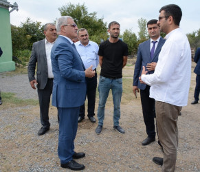 Rayon rəhbəri “Konstitusiya və Suverenlik İli” çərçivəsində Evoğlu kəndində şəhid ailələri və qazilərlə görüş keçirib