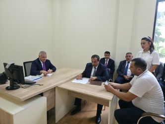 Rayon rəhbəri vətəndaş müraciətlərini dinləyib