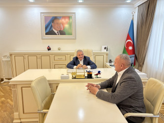 Rayon rəhbəri vətəndaş müraciətlərini dinləyib