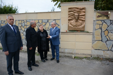 Rayon rəhbəri 27 sentyabr-Anım Gününün beşinci ildönümü ilə əlaqədar 3-cü dərəcəli “Rəşadət” ordenli şəhid Ruslan Lalayevin ailə üzvləri ilə birlikdə onun adını daşıyan küçədə aparılan əsaslı təmir işləri ilə tanış olublar