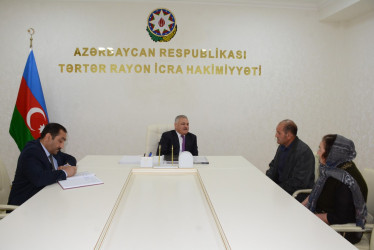 Rayon rəhbəri vətəndaş müraciətlərini dinləyib