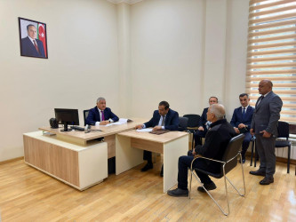 Rayon rəhbəri vətəndaş müraciətlərini dinləyib