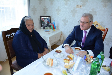 Rayon rəhbəri “Konstitusiya və Suverenlik İli” çərçivəsində şəhid anası Nəzakət Tapdıqovanı ad günü münasibəti ilə təbrik edib
