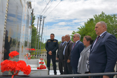 Rayon rəhbəri Evoğlu kənd tam orta məktəbində mövcud şəraitlə tanış olub
