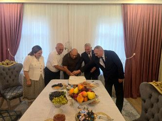 İcra başçısı 70 illik yubileyi münasibətilə təcrübəli cərrah Mübariz Mahmudovu təbrik edib