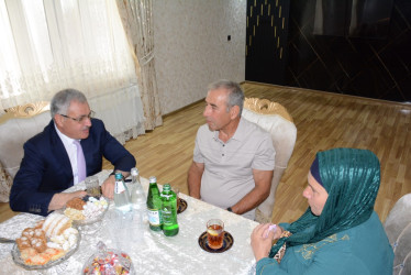 Rayon rəhbəri “Konstitusiya və Suverenlik İli” çərçivəsində Vətən müharibəsi şəhidi Sabirli Əjdərin ailəsini ziyarət edib